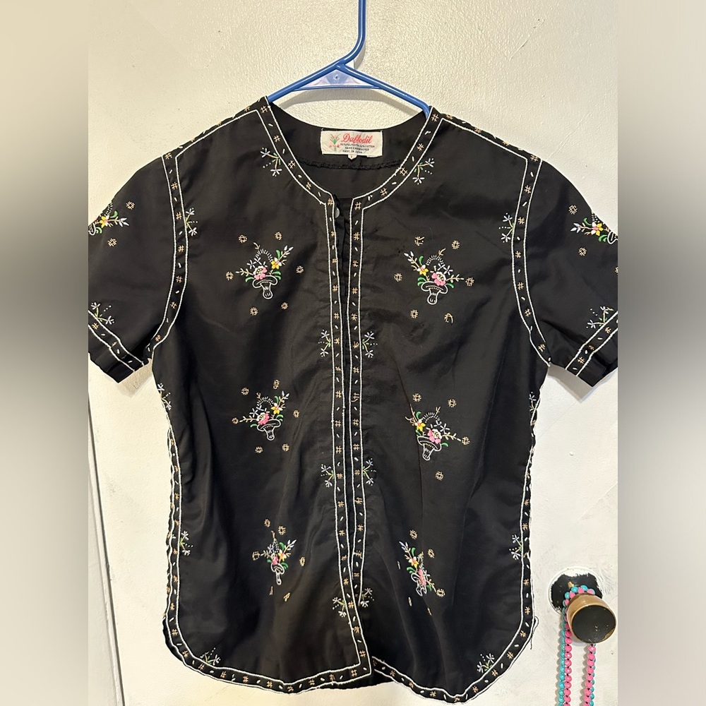 Vintage Daffodil woman embroidered blouse.